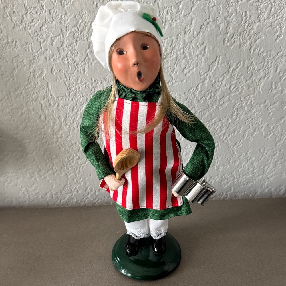 Byers’ Choice Carolers- Girl Baking Cookies- never used- box kept!🎄